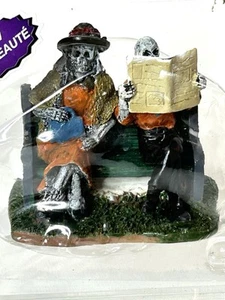 Lemax Spooky Town Really Late Train # 42205 Estatuillas Banco Esqueleto - Imagen 1 de 3
