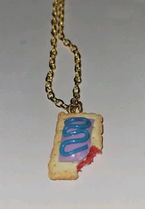 Collana Pop Tart Bacche Selvatiche Tono Oro Ciondolo Colazione  - Foto 1 di 4