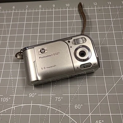 HP PhotoSmart E327 5.0MP Digital Camera - Silver~Tested~working. - Image 1 of 4
