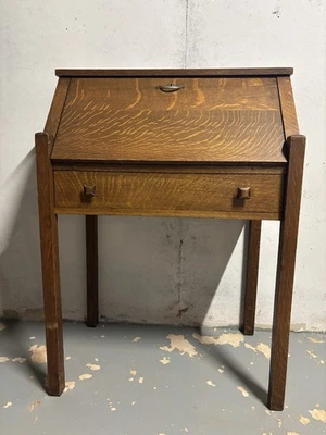 Antiguo escritorio de secretaria de roble tigre de Danner Foto 1 de 4