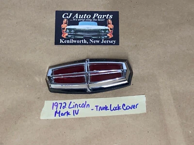 OEM 72 Lincoln Mark IV CUBIERTA TAPA MALETERO BLOQUEO CUBIERTA ALETA EMBLEMA ORNAMENTO Foto 1 de 4
