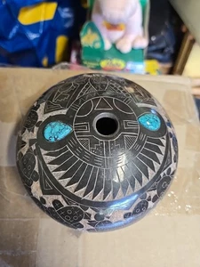 Bonito jarrón de cerámica Dalawepi Hopi grabado negro con piedras de turquesa - Imagen 1 de 14
