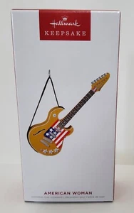 Hallmark Keepsake Weihnachtsornament 2022 - AMERIKANISCHE FRAU - Gitarre MAGISCHER SOUND - Bild 1 von 3