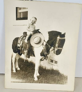 Vintage Baby Junge auf Pferd Bild Foto  - Bild 1 von 3