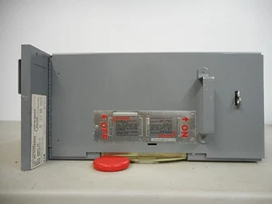 CUTLER HAMMER EES36030S TYPE EE SWITCH 30A 600V 3--POLE FUSIBLE - Picture 1 of 3