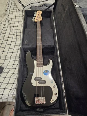 Squier by Fender Precision Bass (Affinity Series 2010, Indonesia) + Hard Case - Image 1 of 4