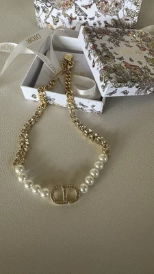 Collar colgante con logotipo de cristal Dior con perlas viene con caja y bolsa Foto 1 de 4