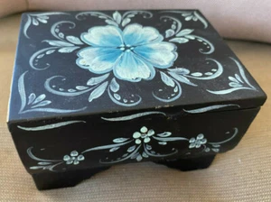 Wooden Music Box Hinged Lid Debbie 1978 Cleone Tang Footed Black Green Flowers - Picture 1 of 9