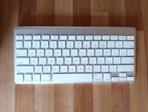 Apple Bluetooth Tastatur, Silber, A 1314, neuwertig, funkt. auch mit Windows - Bild 1 von 3