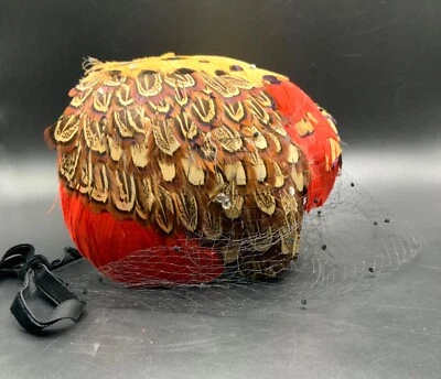 Gorra con velo vintage de plumas de faisán para damas roja Foto 1 de 4