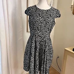 Abito da cocktail CAROLINA Herrera misto lana stampa zebrata taglia 8 - Foto 1 di 15