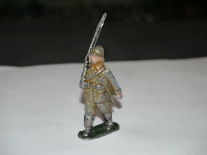 FIGURINE EN PLOMB MILITAIRE POILU AU DÉFILE FUSIL ÉPAULE - Picture 1 of 2