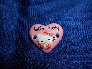 HELLO KITTY weißes HERZ PLAKETTE ANHÄNGER Charm Figur französisches Porzellan FEVES - Bild 1 von 5
