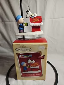 HALLMARK PEANUTS KEEPSAKE ORNAMENT 2004 "MERRY CHRISTMAS, SNOOPY!" - Picture 1 of 7