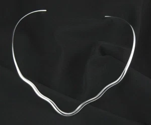 Collar de garganta enchapado en plata esterlina .925 en forma de V joyería brillante ondulada - Imagen 1 de 3
