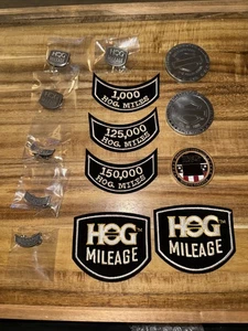 Harley Davidson Propietarios Grupo Cerdo Kilometraje Chaleco Parche Conjunto Pin Moneda Lote De 14 Artículos - Imagen 1 de 8