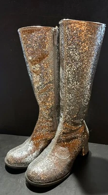 Botas hasta la rodilla plateadas brillantes para niñas talla 13/1... Usado una vez Foto 1 de 4