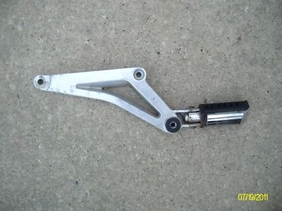 Honda CB550SC Nighthawk 1983 estribo trasero izquierdo y soporte Foto 1 de 2