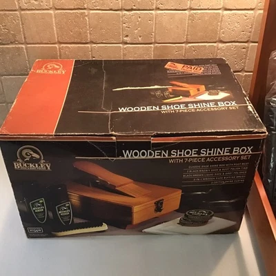 Juego de accesorios de caja de madera para zapatos Buckley Foto 1 de 4