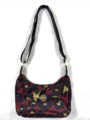 Bolso Cartera Baggallini Camuflado Negro Borgoña Mediano Hipster Boho Foto 1 de 4