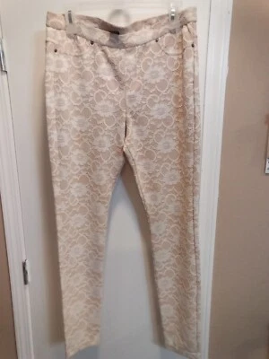 HUE Women Nude/White  floral  design  Size Large Lace pant  Preowned - Image 1 of 4