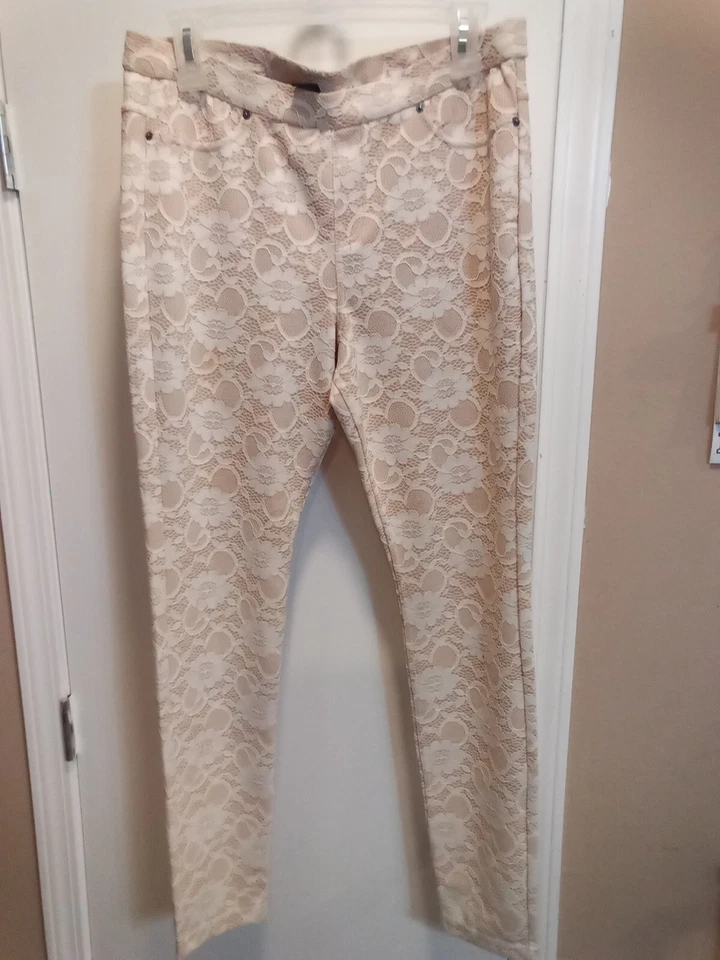 Pantalón HUE Mujer Desnudo/Blanco Diseño Floral Talla Grande Encaje Usado Foto 1 de 4