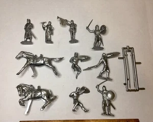 LOT OF 10 VINTAGE IDEAL MEDIEVAL SILVER KNIGHTS PLASTIC TOY SOLDIERS est 70MM - Picture 1 of 15