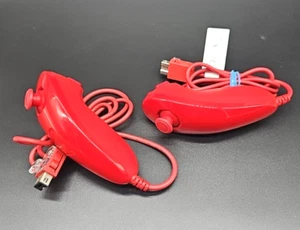 2X Original Nintendo Wii /Wii U Nunchuck Controller in ROT - gut erhalten - TOP - Bild 1 von 7