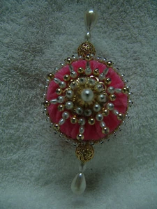 DE COLECCIÓN ADORNO DE NAVIDAD ROSA CON CUENTAS HECHO A MANO 4 3/4" DE ALTO HERMOSO - Imagen 1 de 1