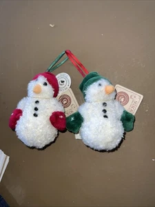 COLECCIÓN CHICOS - 2 ADORNOS DE PELUCHE - WILLIE B CHILLYMITTS - MUÑECO DE NIEVE - Imagen 1 de 1