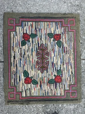Antigua alfombra enganchada rosas geométricas encontrada en Germantown Ohio alrededor de 1920 Foto 1 de 4