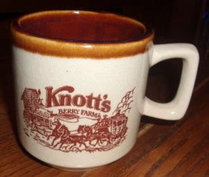 KNOTT'S BERRY FARMS Kaffeebecher/Tasse geprägt Pferd und Kutsche - 3 1/2" Vintage - Bild 1 von 1