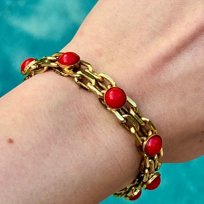 Pulsera de cadena vintage en tono dorado con piedras rojas  Foto 1 de 3