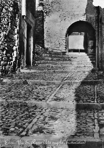 24-73E) CARTOLINA ERICE VIA S ROCCO TRAPANI - Imagen 1 de 2