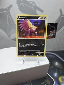 Pokémon TCG Stunky Undaunted 69/90 Regular Common - Foto 1 di 2