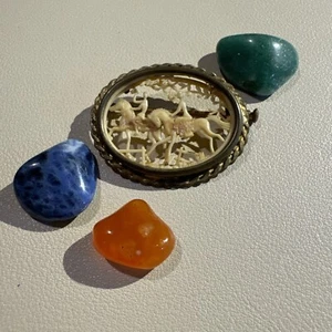 Vintage antike Kaution Frankreich geschnitzt Zelluloid goldfarben Brosche Pferd Thema - Bild 1 von 7
