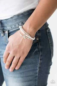 Pulsera Paparazzi - Romance Imprudente - Cuentas Blancas - Corazón Plata - Cuentas Semilla - Urbano - Imagen 1 de 2