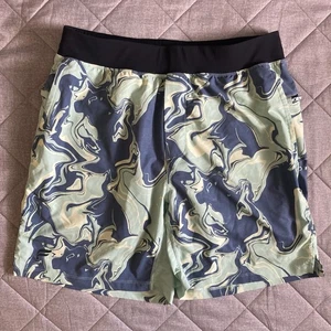 Fabletics Franchise Shorts Mens Medium Green Gray Marble Athletic Gym 7” Inseam - Picture 1 of 8