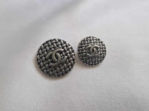 ONE CHANEL SILVER COLOUR BUTTON 23MM 18MM - Picture 1 of 7