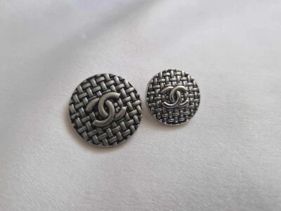 ONE CHANEL SILVER COLOUR BUTTON 23MM 18MM - Image 1 of 4