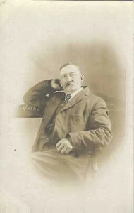 RPPC UNIDENTIFIED POSTCARD Man Leaning Head on Hand Portrait Pose, Mustache - Imagen 1 de 2