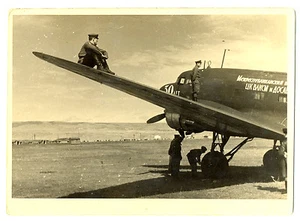 1948 Foto de avión aviadores militares rusos 30 años VLKSM y DOSAV - Imagen 1 de 2