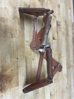 1968-74 AMC AMX, bisagra Javelin Hood con par de resortes diestro/izquierdo Foto 1 de 2