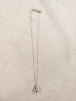 Colar White House Black Market prata tom vidro transparente cristal gota de lágrima - Imagem 1 de 4