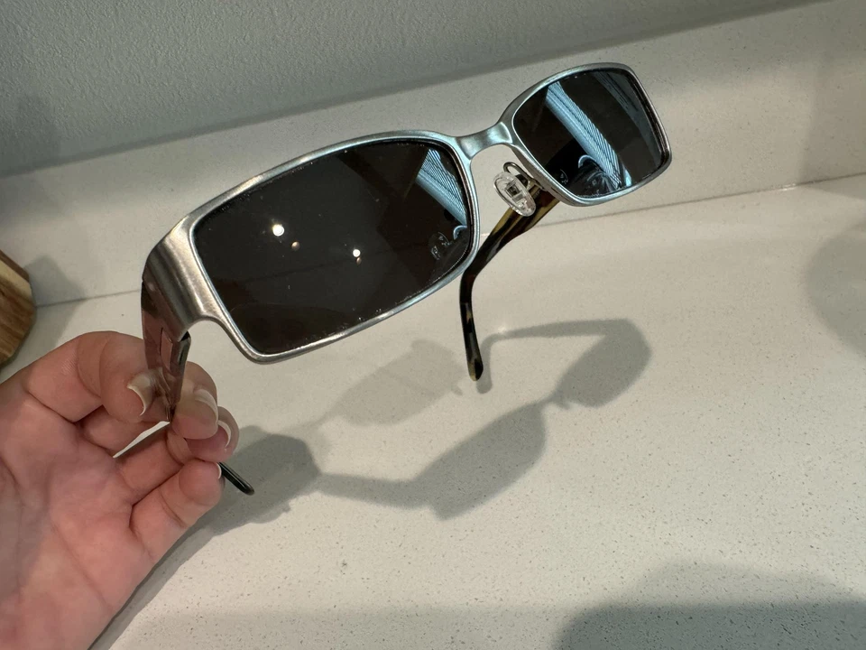 Gafas de sol Versace vintage 52-16-140 plateadas rectangulares Italia matriz años 90 y2k Foto 1 de 4