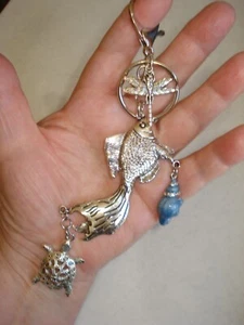 Portachiavi Charm 7" Goccia Koi Pesce, Libellula, Tartaruga, Strass Bordo Conchiglia Blu - Foto 1 di 8