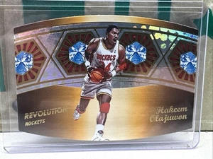 2024-25 Panini Revolution RARE Die-Cut Ring Bearers #13 Hakeem Olajuwon - Bild 1 von 2