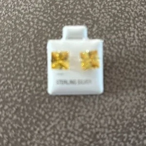 Aretes cuadrados de plata de ley con circonita cúbica de zafiro amarillo de 8 mm - Imagen 1 de 3