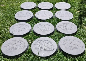 12 Charcoal Round Concrete Hedgehog Garden Stepping Stones 23cm / 9Inch - Picture 1 of 19