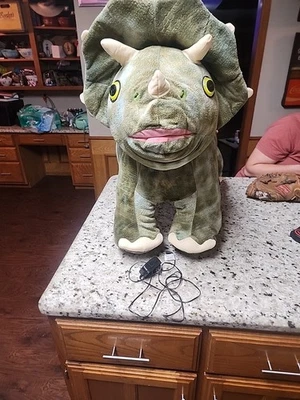 Jurassic World Triceratops Play 6v 骑行玩具 阅读原样  — 第 1/4 张图片
